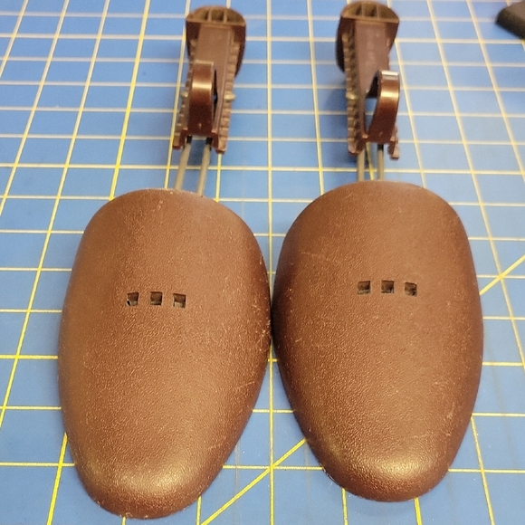 Shu Tree Brown Shoe Resin Plastic Trees - Picture 1 of 8